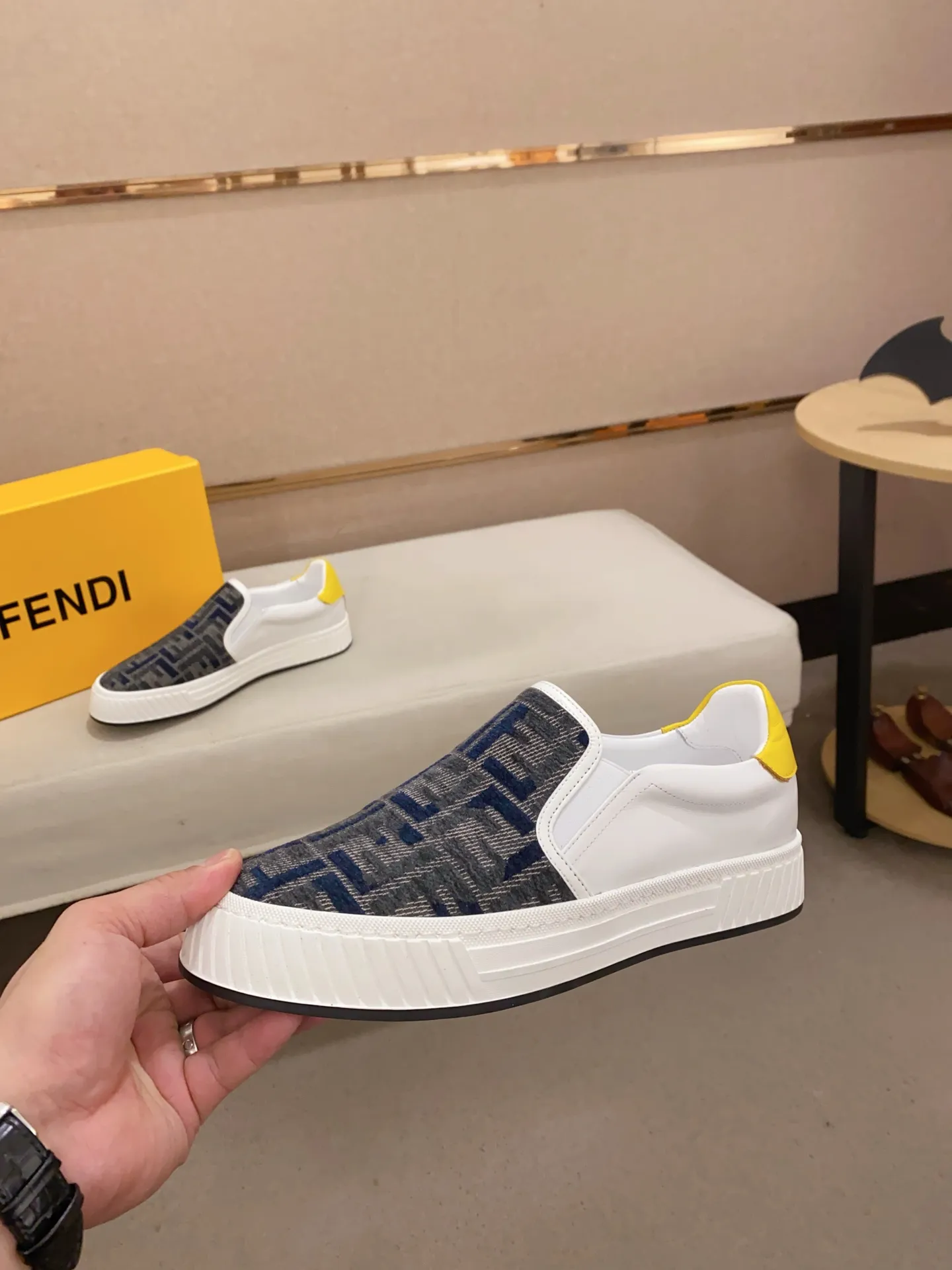 Men's shoes 💰 400💰 (fendi) New style 👊🏻 upper 🇮🇹 imported cowhide fabric 🇩🇪 lining imported sheepskin lining. The original outsole is molded to highlight the identity of every man, and the upper foot is elegant and stable🚶🏻🚶🏻The high-end custom counters reproduce the original version📯No matter the wind or rain, the shoe last remains unchanged and can withstand the verification of time🔍️,🔵 Size: 38-44